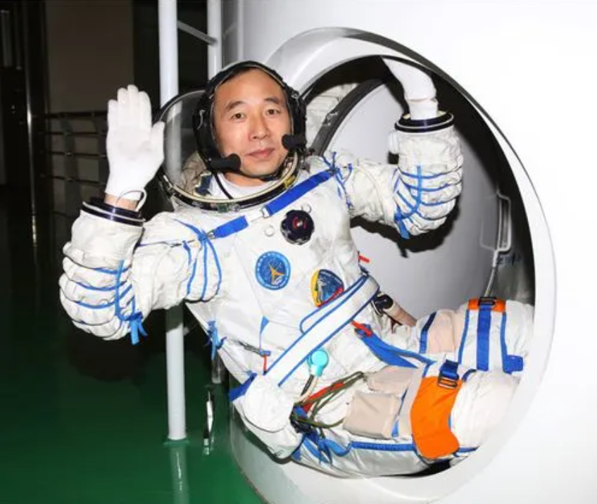 中国历史上一共有多少宇航员（我国共13人上过太空，为何两位是航天英雄，其他是英雄航天员？）