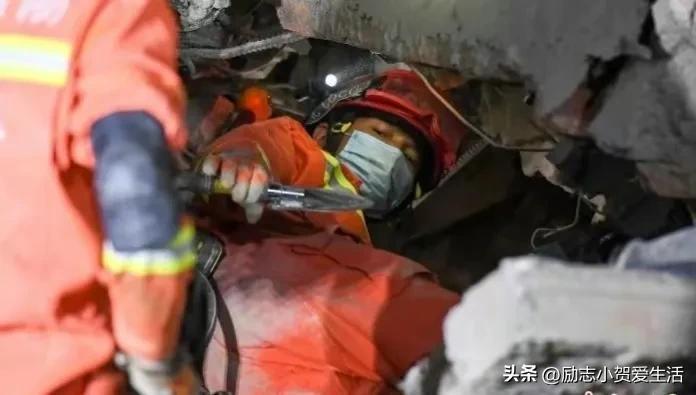 长沙市长郑建新被免职 共62人被问责（长沙“4.29”自建房倒塌，造成54人死亡！严肃追责62名公职人员！）